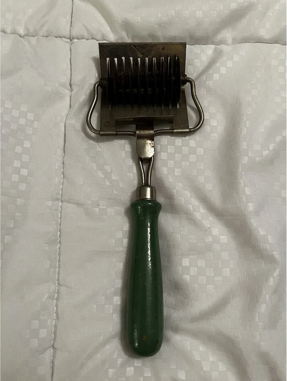 Vintage Fettuccine Pasta Metal Cutter Roller Wheel Green wooden Handle